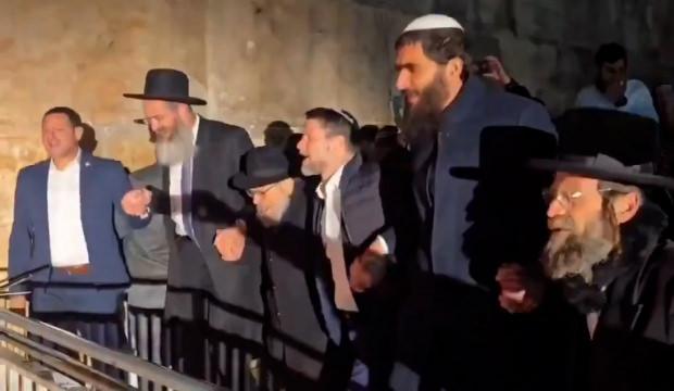 Soykırımcı İsrail Harem-i İbrahim Camii'yi bastı: M&uuml;zik eşliğinde dans ettiler