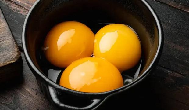 Yiyenler kazan&ccedil;lı &ccedil;ıkacak! Beyni g&uuml;&ccedil;lendirip yaşlanmayı &ouml;nl&uuml;yor