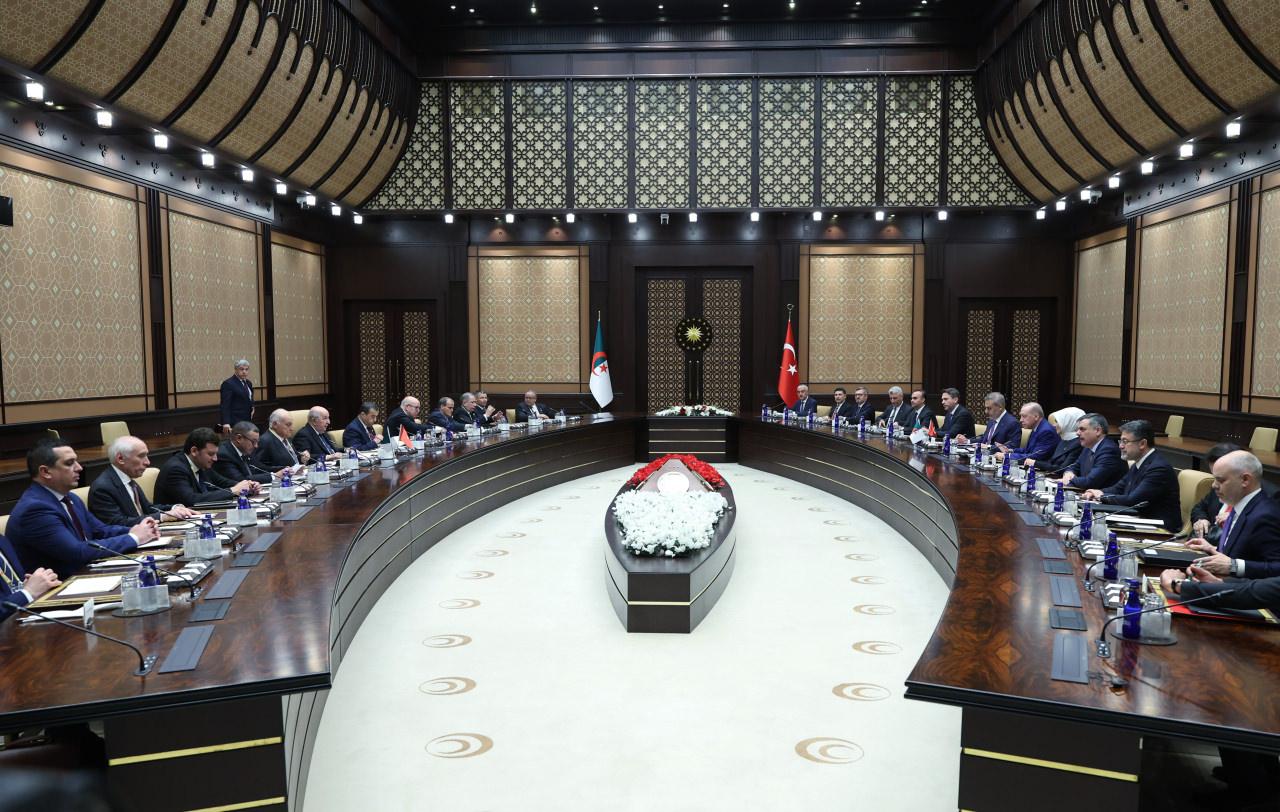 Cumhurbaşkanı Recep Tayyip Erdoğan, Türkiye'yi ziyaret eden Cezayir Cumhurbaşkanı Abdülmecid Tebbun ile Cumhurbaşkanlığı Külliyesi'nde bir araya geldi. Erdoğan ve Tebbun, ikili ve heyetler arası görüşmeler sonrası Türkiye-Cezayir Yüksek Düzeyli Stratejik İşbirliği Konseyi Toplantısı'na başkanlık etti.