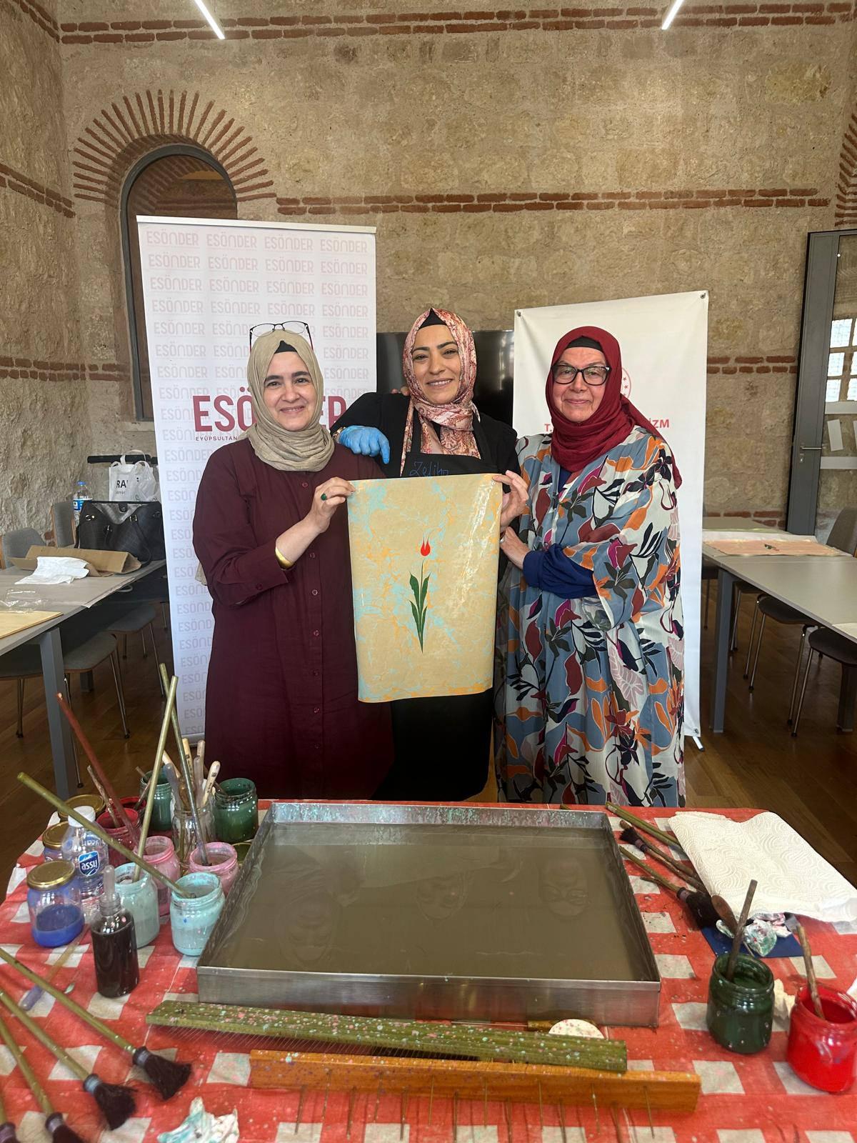 Ebru sanatı uygulamalı olarak öğretildi. 