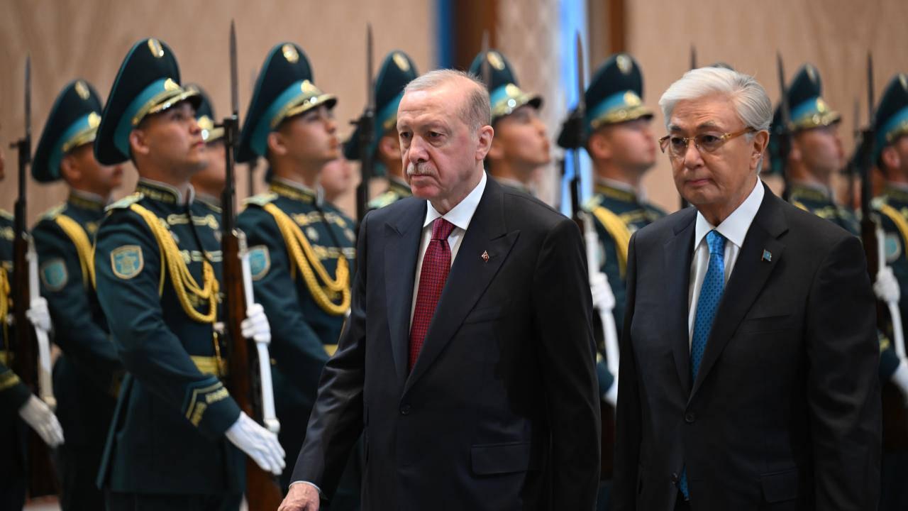 Erdoğan Kazakistan'da resmi törenle karşılandı.