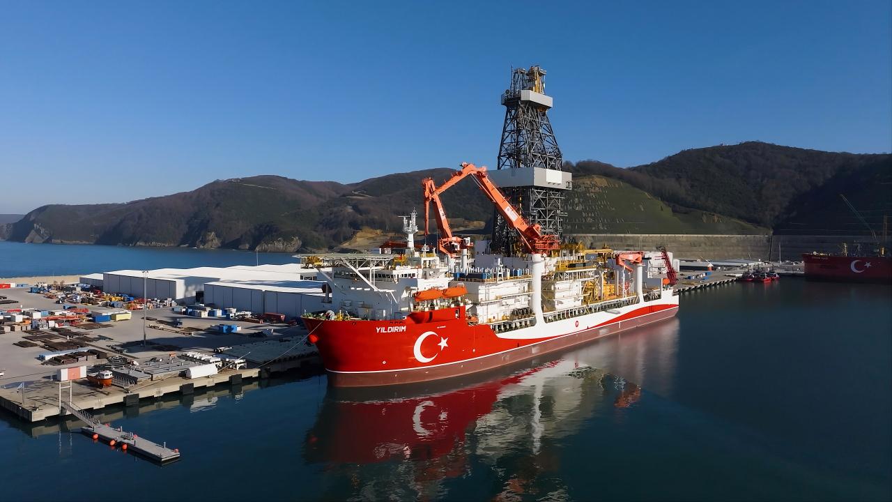 Yıldırım sondaj gemisi ilk görevi için Filyos'tan demir aldı