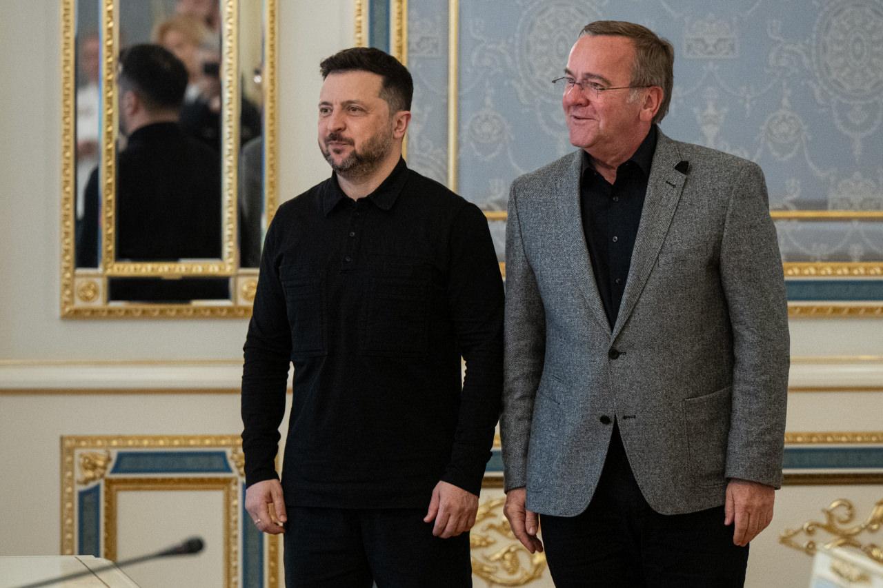 Ukrayna Devlet Başkanı Volodimir Zelenskiy ve Almanya Savunma Bakanı Boris Pistorius