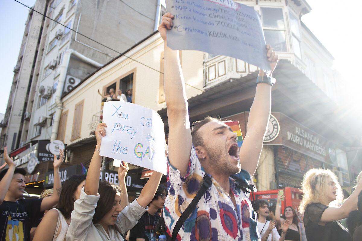 LGBT üyelerinin İzmir'deki provokasyonundan bir görüntü, 26 Haziran 2022
