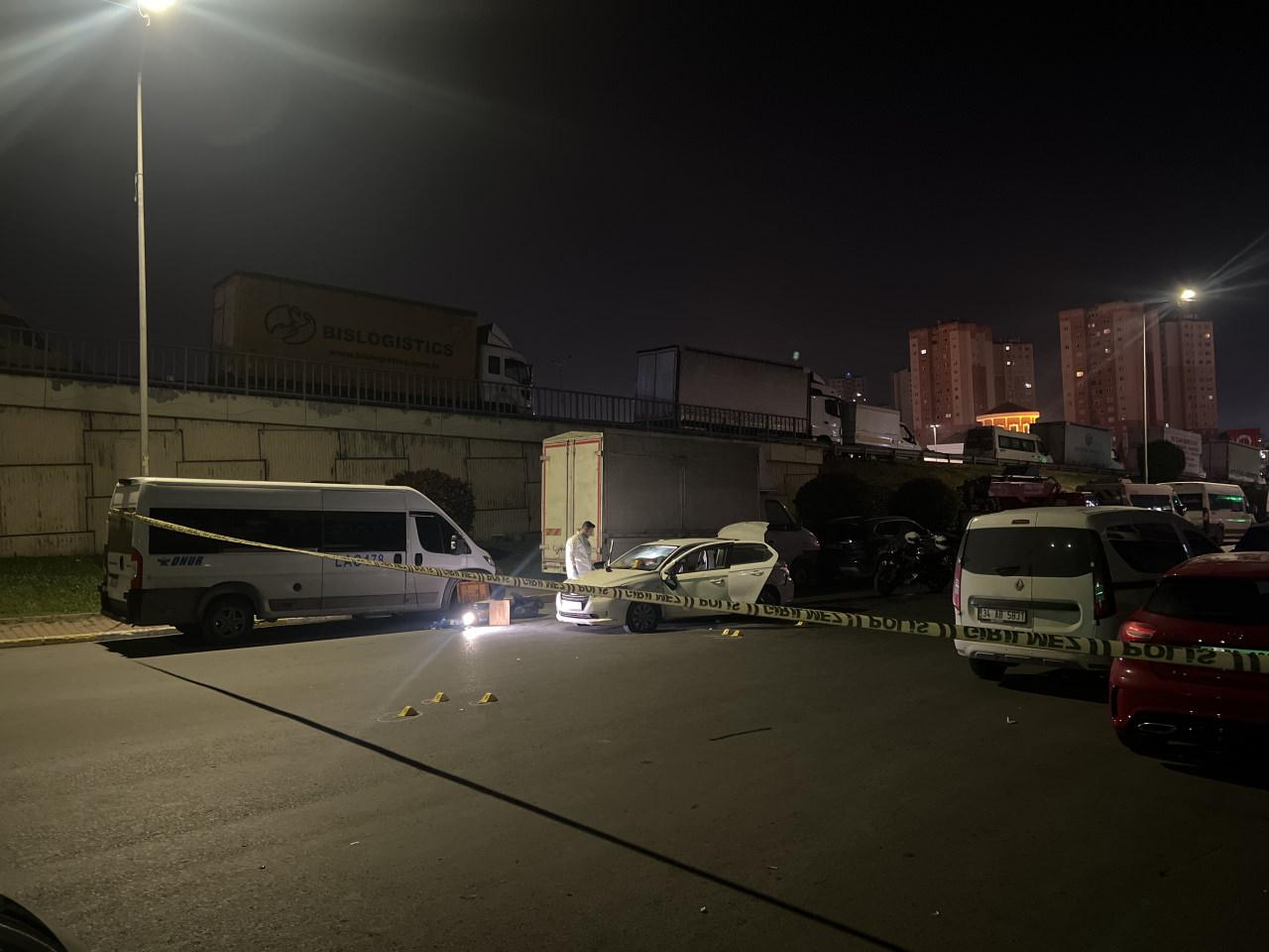 Küçükçekmece'de polisin 'dur' ihtarına uymayan şüpheliler kaçarken kaza yaptı: 1 polis yaralandı, 2 gözaltı.