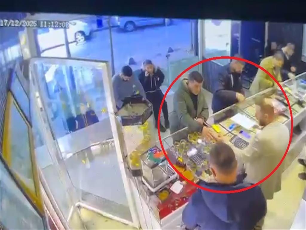 Katil zanlısının altınları bozduğu anlar kamerada.