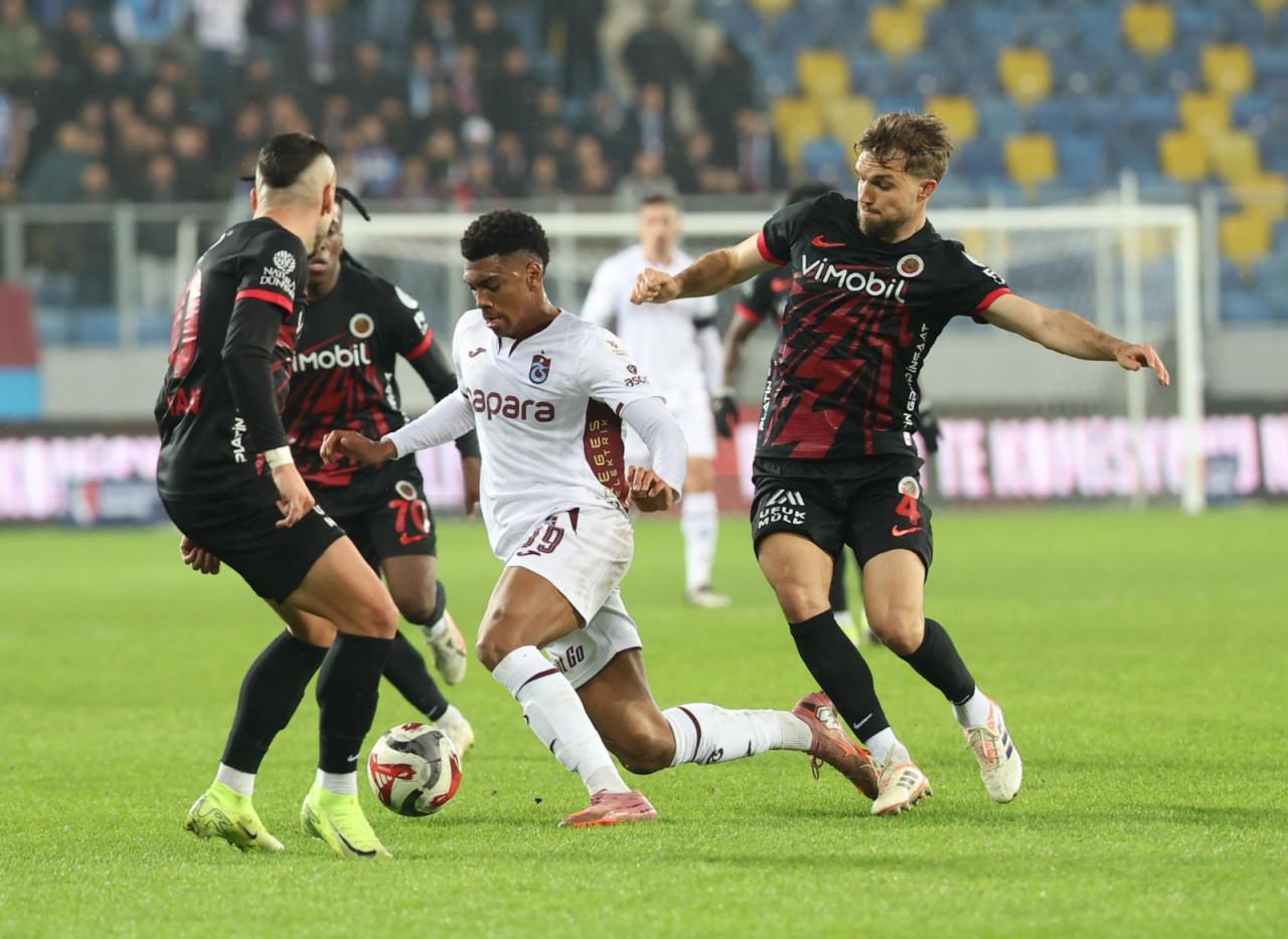 Süper Lig'de Eryaman'da oynanan Gençlerbirliği-Trabzonspor maçından bir kare