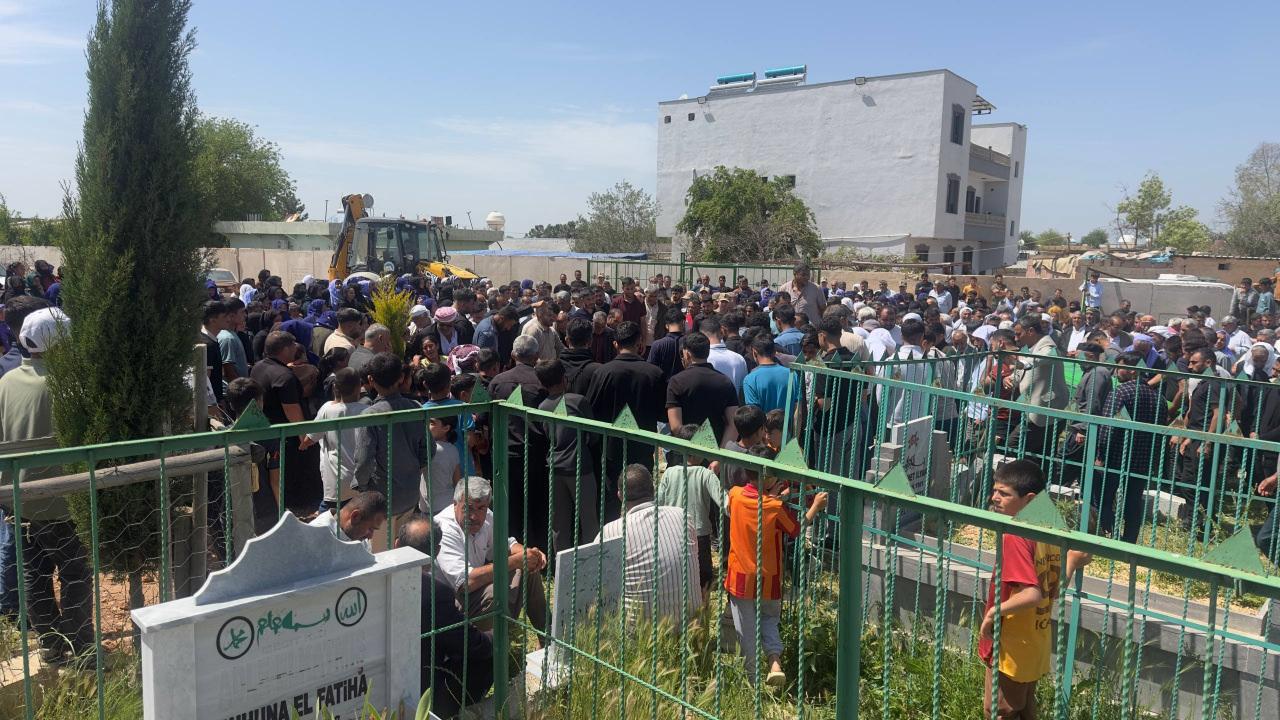 Evin damında ölü bulunan 5 yaşındaki çocuk defnedildi.