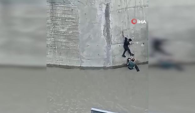 Artvin&rsquo;de dereye d&uuml;şen &ccedil;ocuk vatandaşların m&uuml;dahalesiyle kurtarıldı