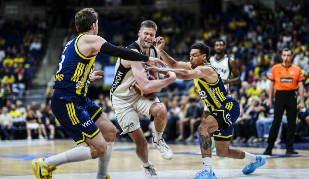 Beşiktaş'tan derbide Fenerbah&ccedil;e'ye darbe