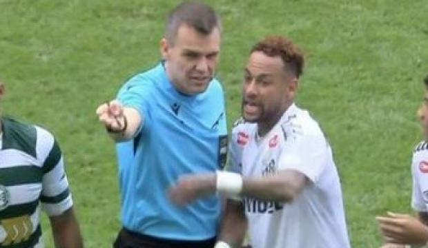 B&ouml;yle skandal g&ouml;r&uuml;lmedi! Hakemler yanlış anladı: Yıldız oyuncu zorla oyundan &ccedil;ıkarıldı