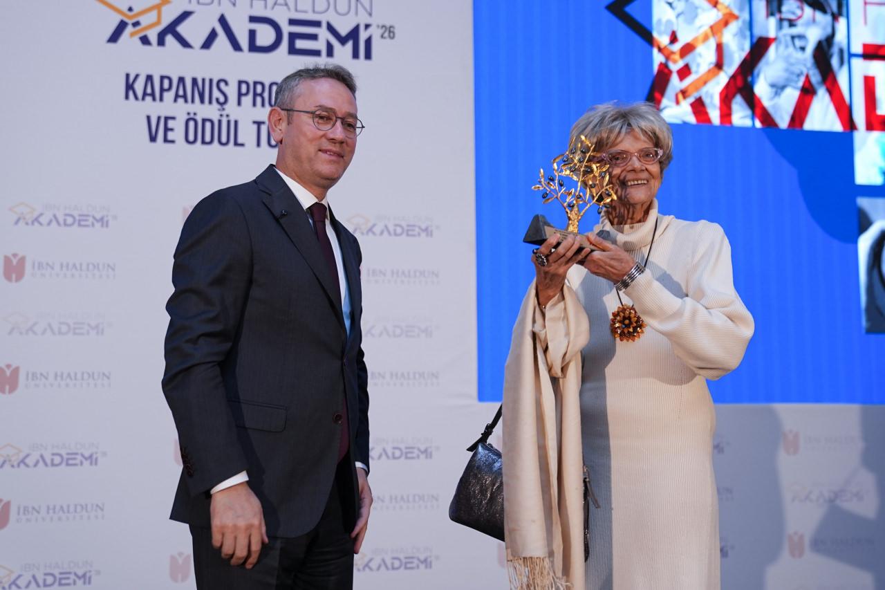 İbn Haldun Akademi Tema ve Vefa Ödülleri kapsamında Vefa ödülü ise Prof. Dr. Suraiya Faroqhi'ye (sağda) verildi.