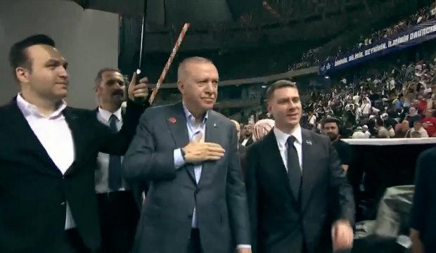 Cumhurbaşkanı Erdoğan sahaya indi: Trib&uuml;nleri gezerek gen&ccedil;leri selamladı