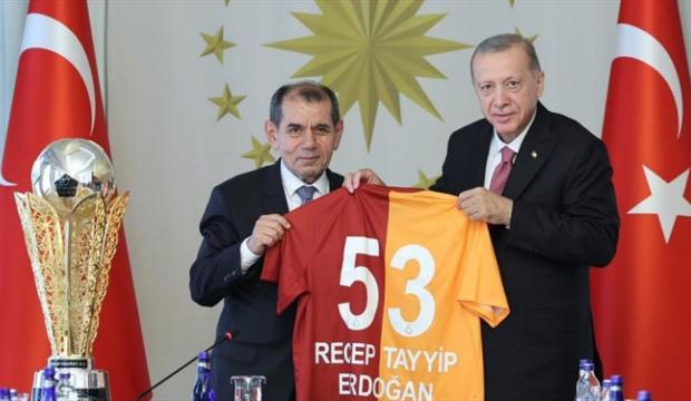 Cumhurbaşkanı Erdoğan'dan Dursun &Ouml;zbek ve Okan Buruk'a tebrik telefonu