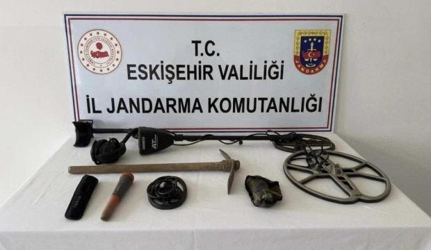 Define bulmak i&ccedil;in ka&ccedil;ak kazı yaparken yakalandılar