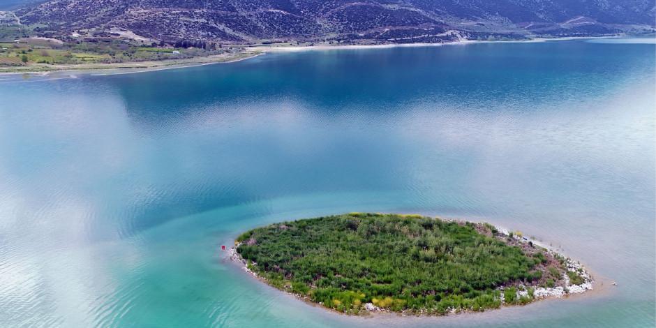 Eğirdir G&ouml;l&uuml; ziyaret&ccedil;ilerini ilkbaharın renkleriyle karşılıyor