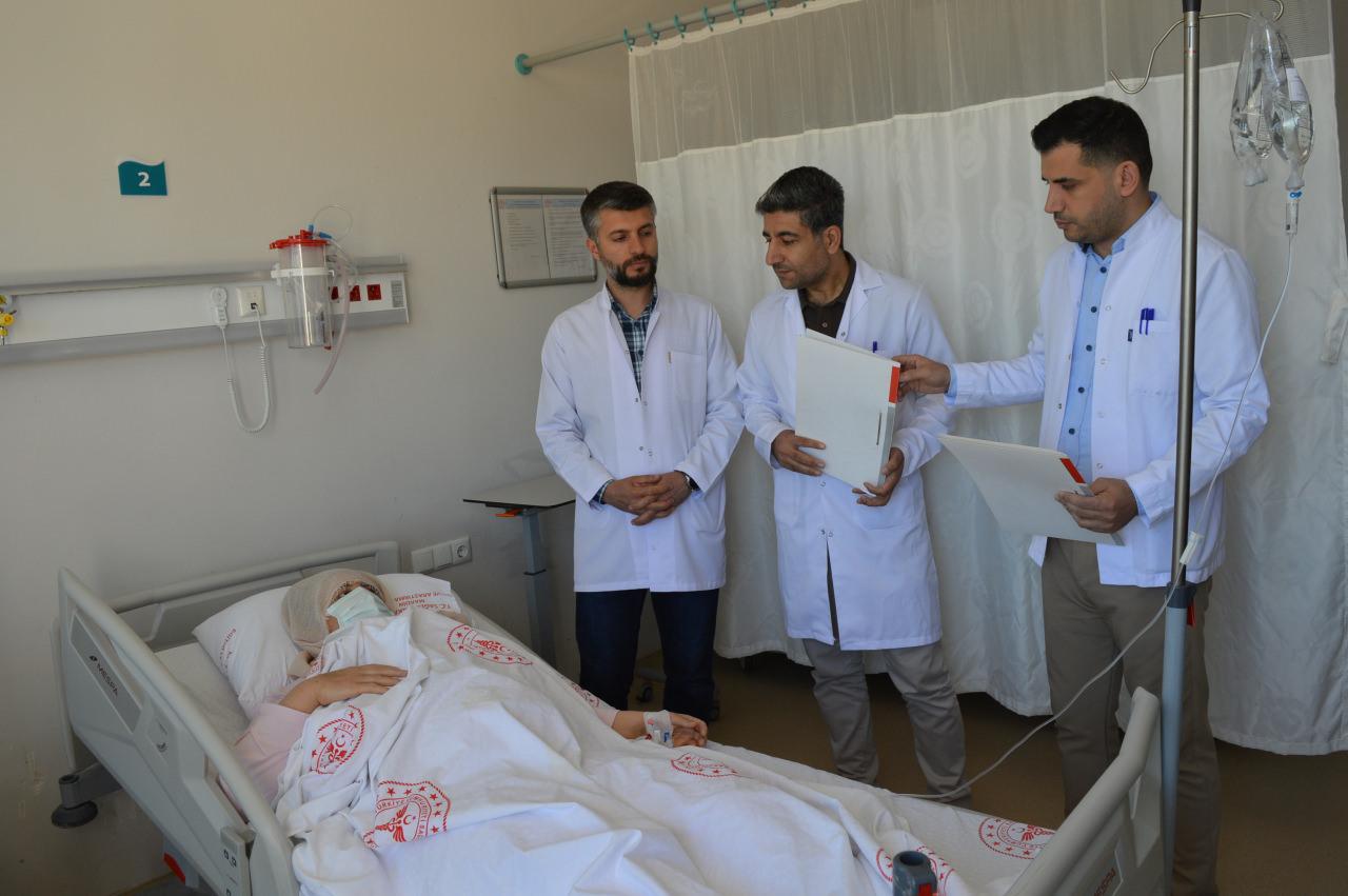 M.S. (52) isimli hasta ve onu tedavi eden sağlık çalışanları. 