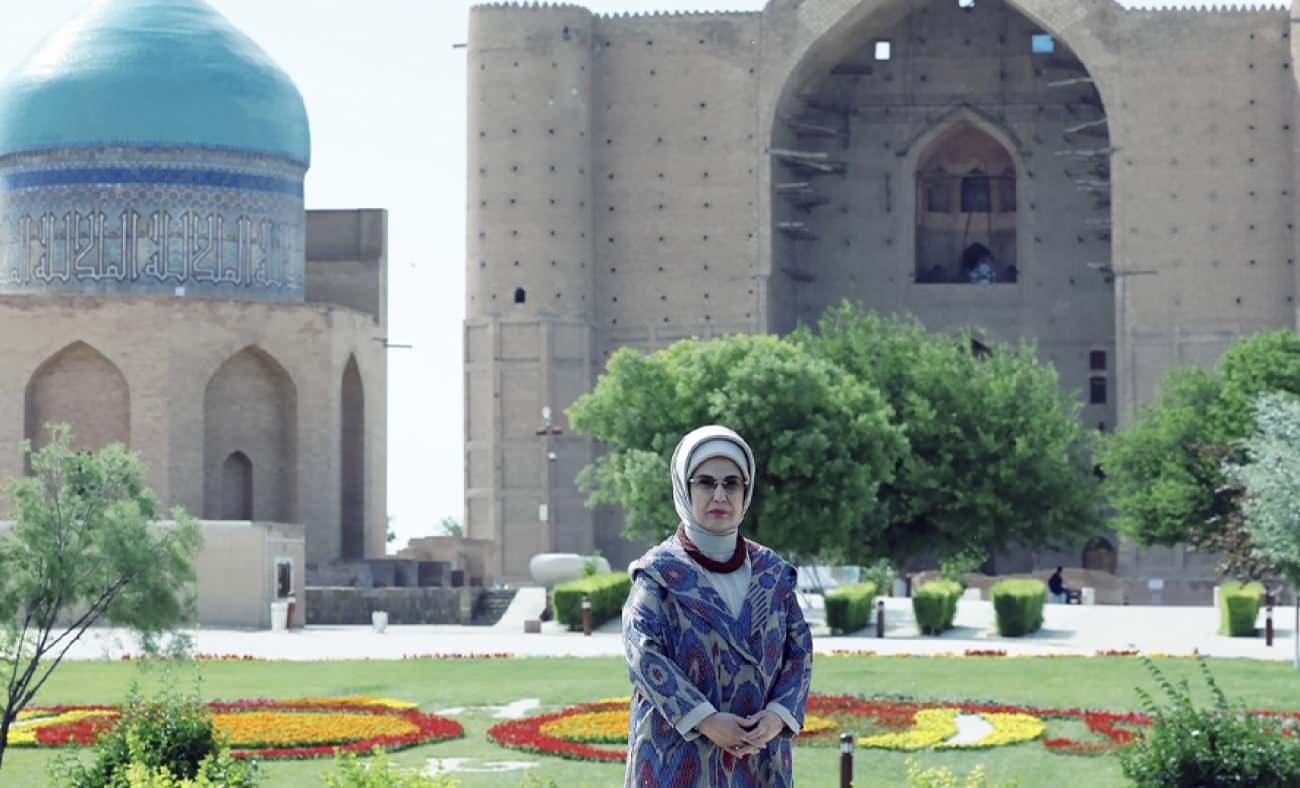 Emine Erdoğan Hoca Ahmet Yesevi T&uuml;rbesi'ni ziyaret etti!