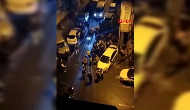 Gaziosmanpaşa'da ara&ccedil; parkı y&uuml;z&uuml;nden kavga &ccedil;ıktı, mahalleli ile s&uuml;r&uuml;c&uuml;ler birbirine girdi
