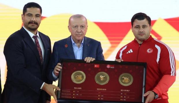 G&uuml;reşin efsaneleri Taha Akg&uuml;l ve Rıza Kayaalp'ten Cumhurbaşkanı Erdoğan'a anlamlı hediye