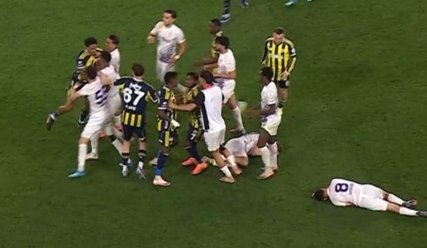 Kadık&ouml;y'de saha karıştı! 2 takımın oyuncuları birbirine girdi