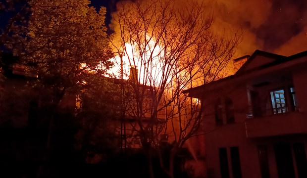 Karaman'da &ccedil;ıkan yangında 2 ev kullanılamaz hale geldi