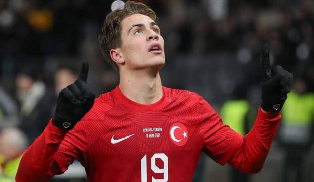 Kenan Yıldız'ın c&uuml;bbeli ve seccadeli fotoğrafı tekrar g&uuml;ndemde!