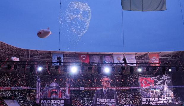 Kocaeli semalarında dronlarla "AK Parti" ve "Cumhurbaşkanı Erdoğan" koreografisi