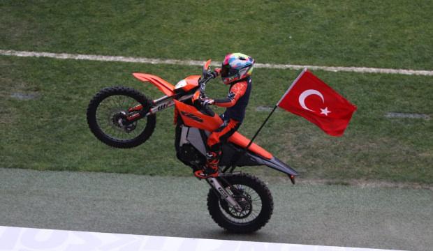 Kocaeli Stadyumu'nda Zayn Sofuoğlu'ndan motosiklet şovu