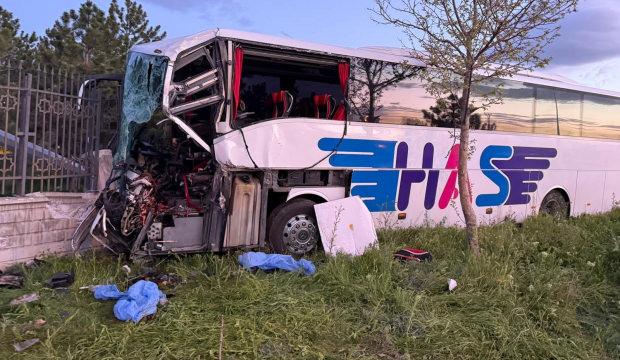 Konya'da yolcu otob&uuml;s&uuml;, TIR'a &ccedil;arptı: 1 &ouml;l&uuml;, 8 yaralı
