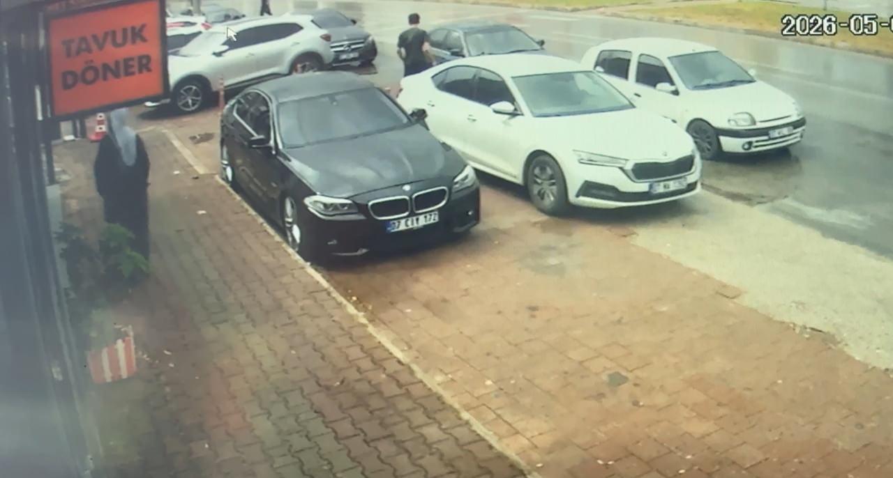  Ömer A. (63) cinayetin ardından olay yerinden kaçtığı anlar kameraya yansıdı. 