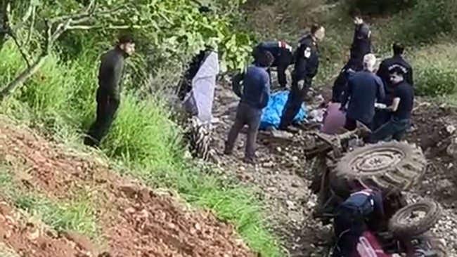 Devrilen traktörün sürücüsü hayatını kaybetti.