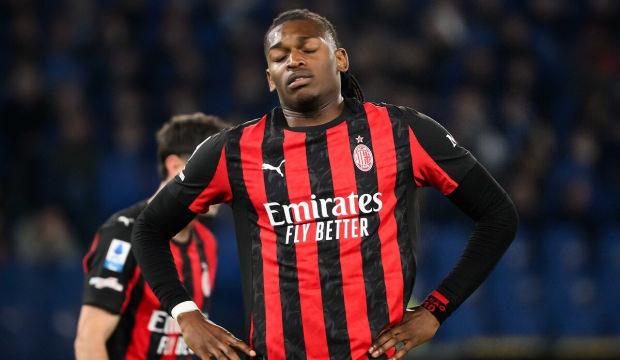 Milan'da bardak taştı! Taraftarlar Leao'ya rest &ccedil;ekti: Transferin biteceği para a&ccedil;ıklandı