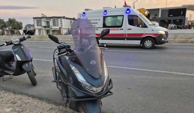 Motosiklet otomobile &ccedil;arptı: 2 yaralı