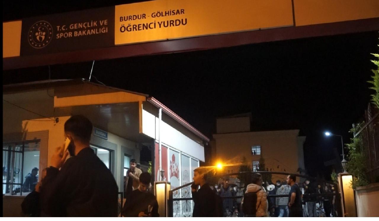 KYK Erkek Öğrenci Yurdu'nda bulunan öğrenciler tahliye edildi. 