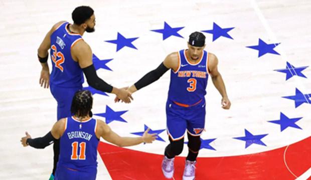 New York Knick NBA Doğu Konferansı'nda finale &ccedil;ıktı! 76ers'ı dağıttılar
