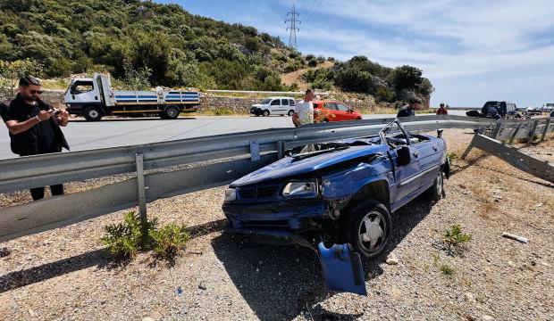 &Ouml;l&uuml;mden d&ouml;nd&uuml;! Bariyerlere saplandı, tavanı par&ccedil;alandı