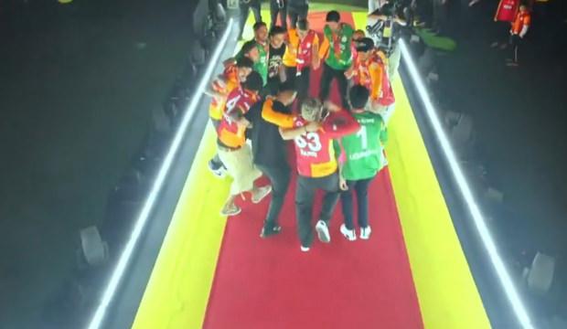 Rams Park'ta Barış Alper klasiği! T&uuml;m takım etrafına toplandı