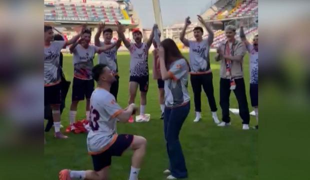 Şampiyonluk kutlamalarında futbolcudan s&uuml;rpriz evlilik teklifi