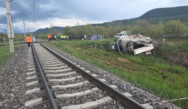 Yolcu treni kamyonete &ccedil;arptı: Yaralılar var!