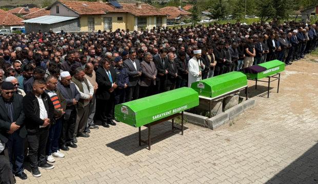 Yozgat'ta kazada &ouml;len 2 &ouml;ğrenci ile servis şof&ouml;r&uuml; toprağa verildi