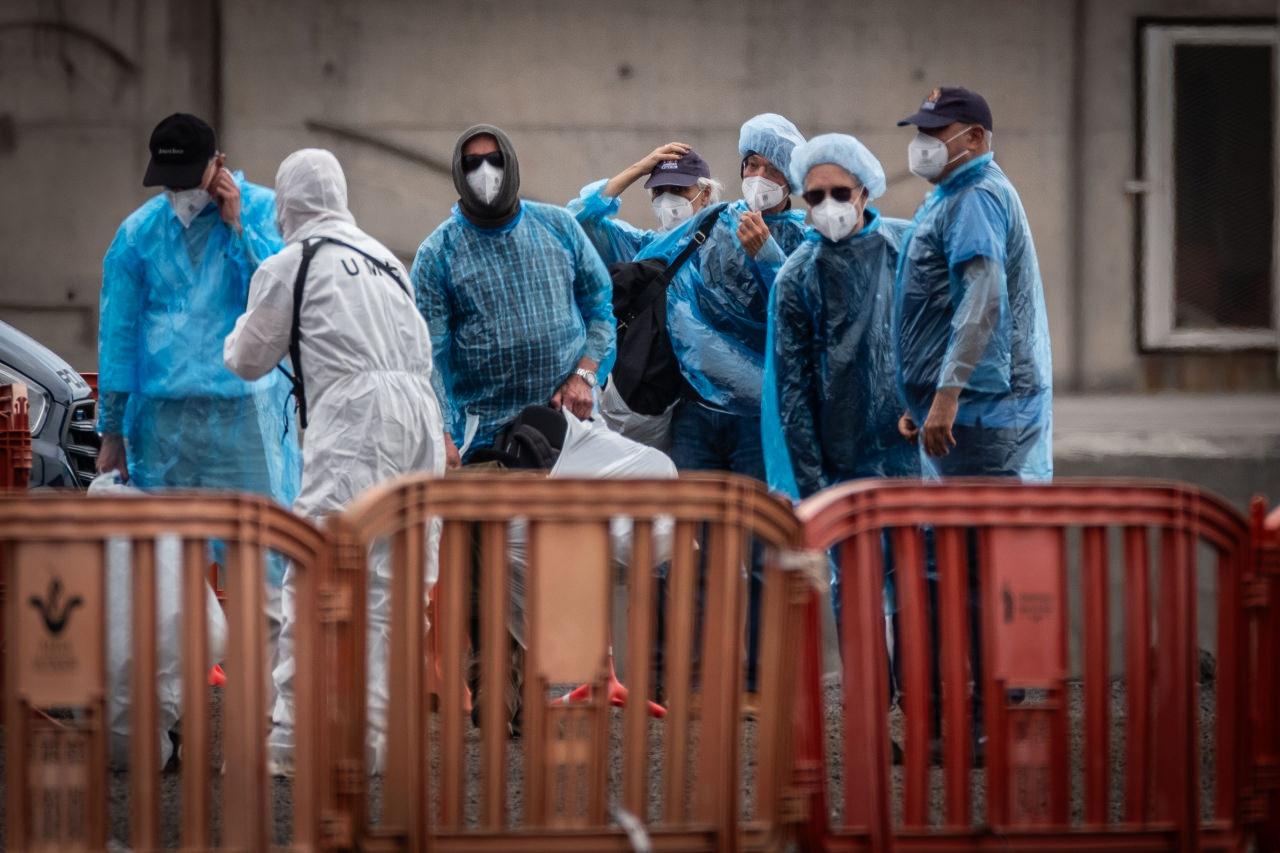 İspanya'nın güneydoğusundaki Kanarya Adalarının Tenerife kentindeki Granadilla de Abona Limanı'na demirleyen hantavirüs vakalarının tespit edildiği Hollanda bandralı 'MV Hondius' gemisindeki yolcular karaya çıkartılarak uçakla ülkelerine gönderildi.