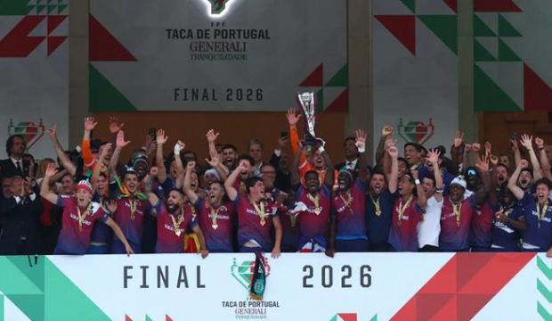 Finalde tarihe ge&ccedil;en s&uuml;rpriz! 2. Lig ekibi Avrupa devinin elinden kupayı aldı