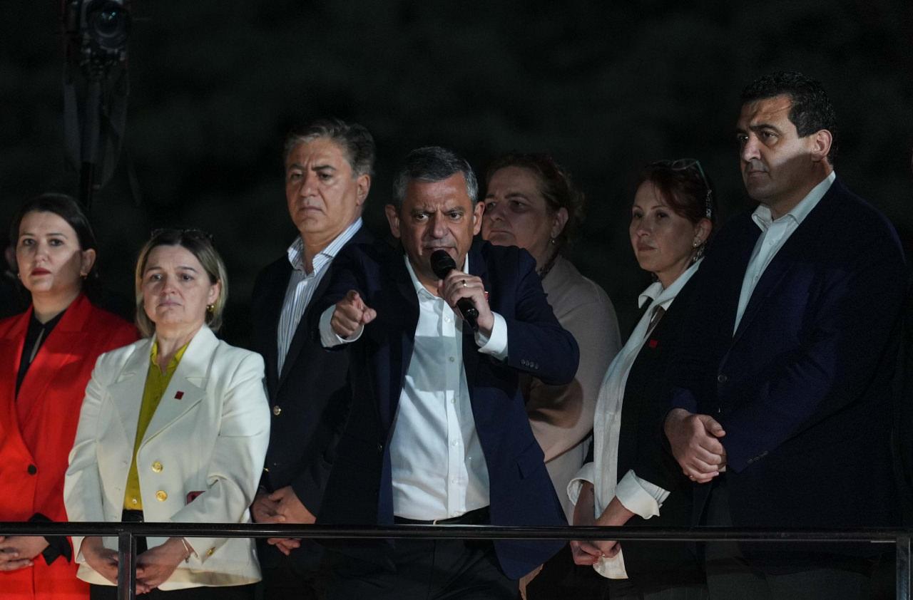 Ankara Bölge Adliye Mahkemesi 36. Hukuk Dairesinin kararıyla tedbiren CHP Genel Başkanlığı görevinden uzaklaştırılan Özgür Özel, parti genel merkezi önünde toplananlara otobüs üzerinden hitap etti.