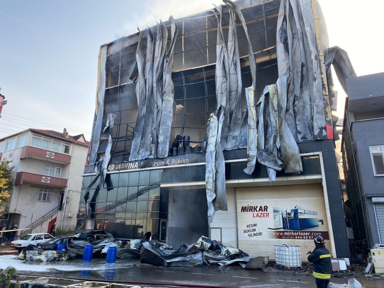 Yangın çıkan parfüm dolum fabrikası.