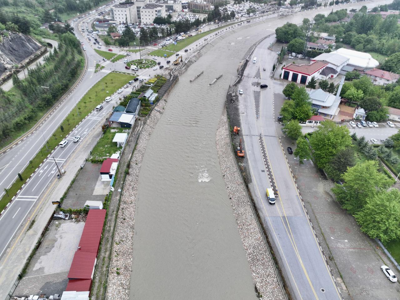 Tahliyenin ardından Tokat il merkezinden de geçen Yeşilırmak Nehri'nin debisi arttı.