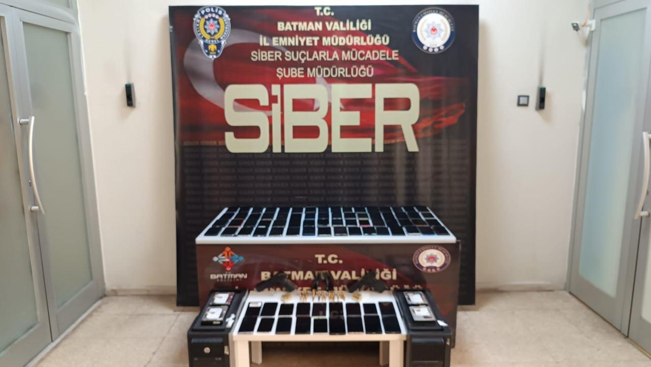 Şüphelilerin ikametgahlarında yapılan aramada ele geçirilenler. 