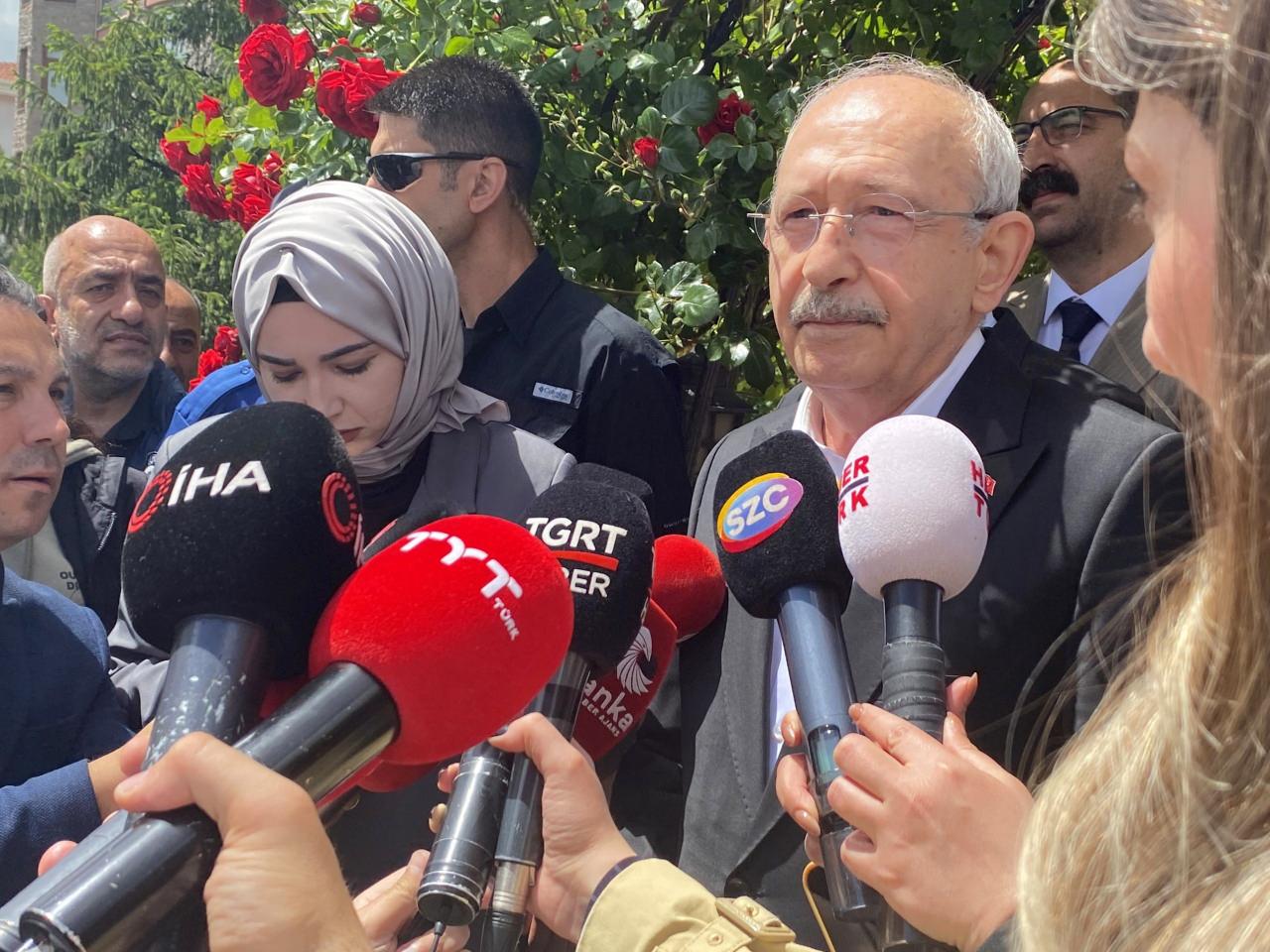 CHP Genel Başkanı Kemal Kılıçdaroğlu, konutunun çıkışında gazetecilerin sorularını cevapladı.