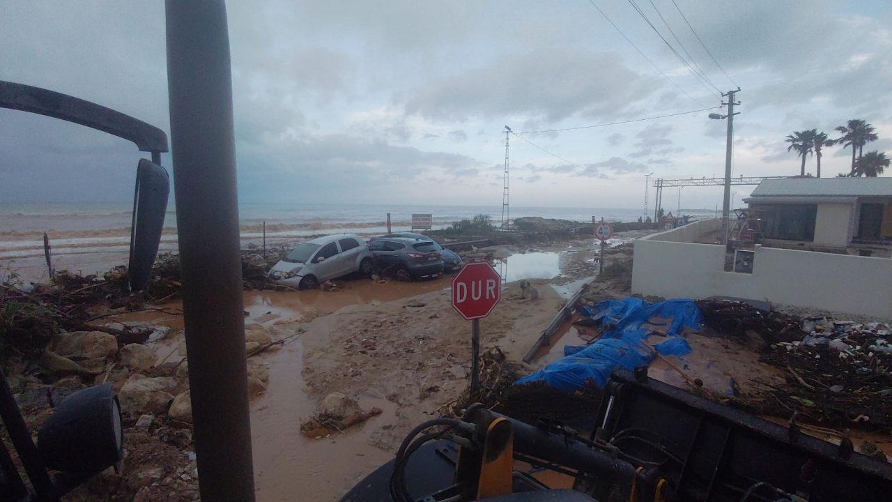 Hatay'ın Samandağ ilçesinde Çevlik Sahili'ni su bastı.
