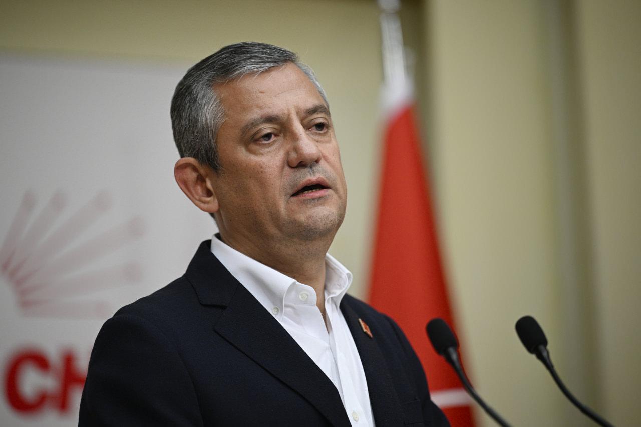Mahkemece tedbiren CHP Genel Başkanlığı görevinden uzaklaştırılan Özgür Özel, parti genel merkezinde basın toplantısı düzenledi.
